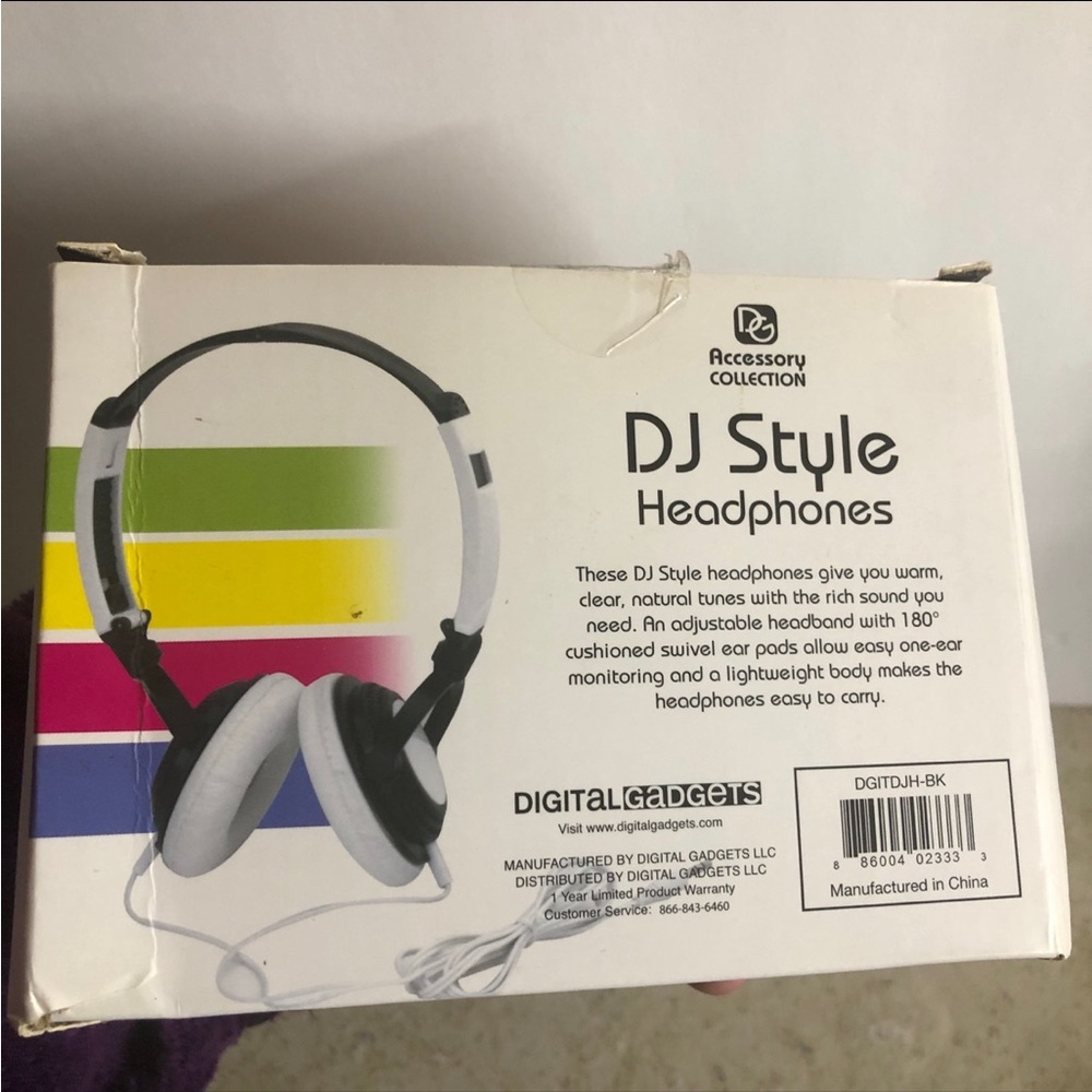 Digital Gadgets Black and White DJ Style On Ear Wired Headphones - Picture 8 of 8
